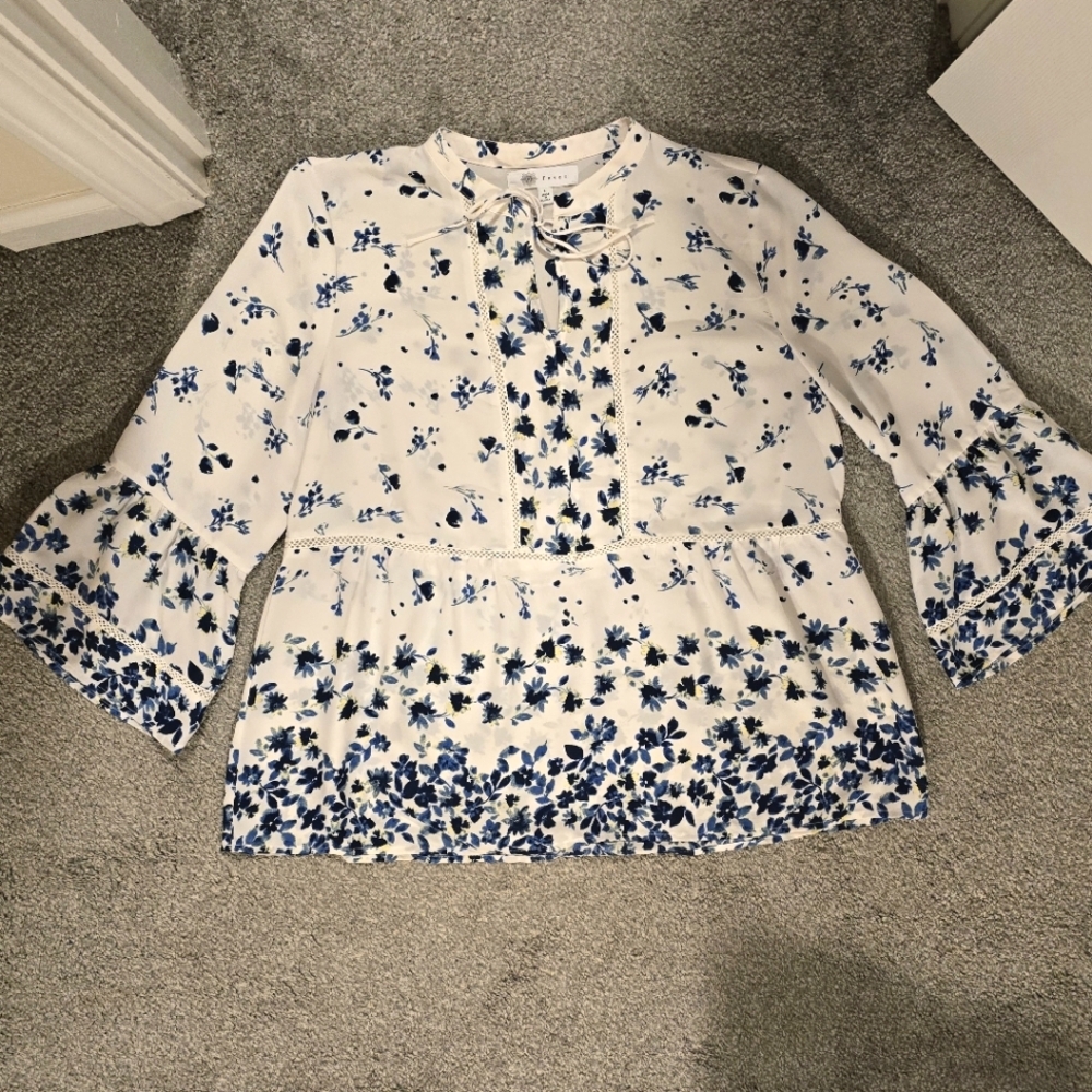Fever Size Large Women's Long Bell Sleeves Blue & White Floral Peplum Top - Picture 2 of 10